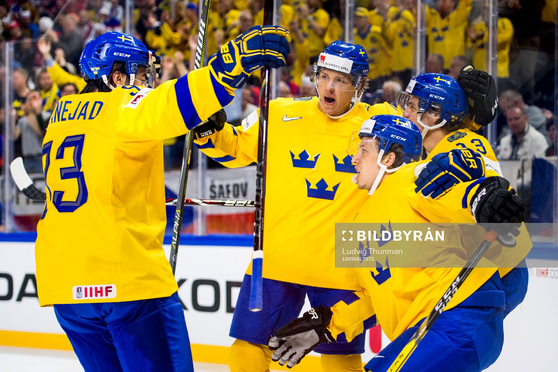 Sveriges spelare kramar om Rickard Rakell