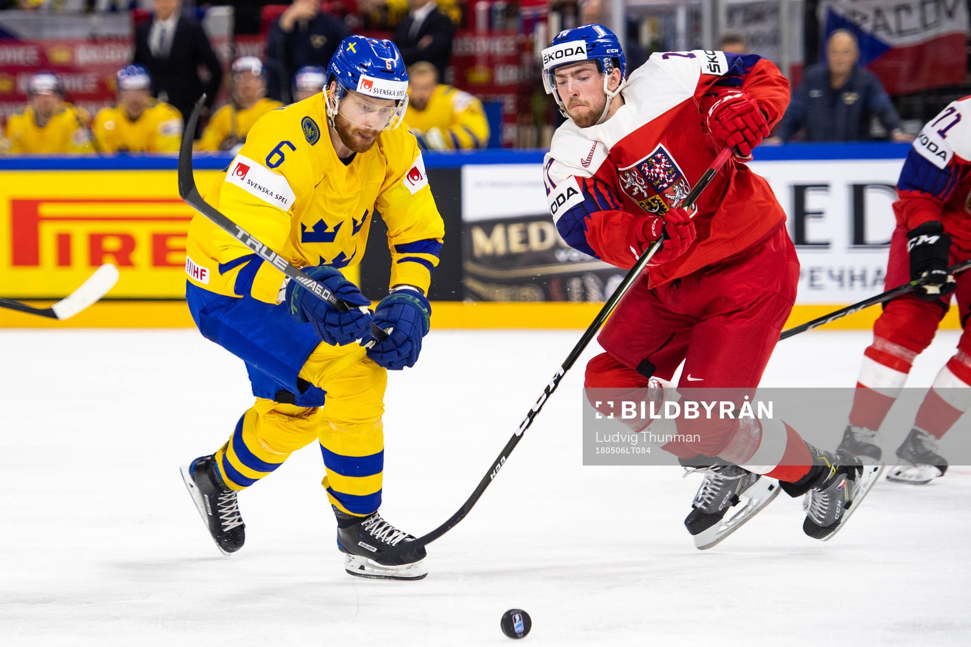 Sveriges Adam Larsson i kamp om pucken med Tjeckiens Filip
