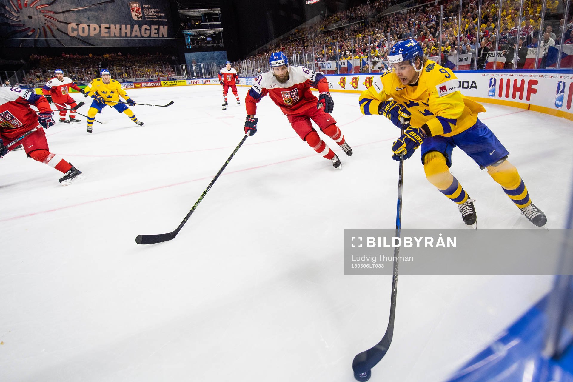 Sveriges Adrian Kempe driver pucken