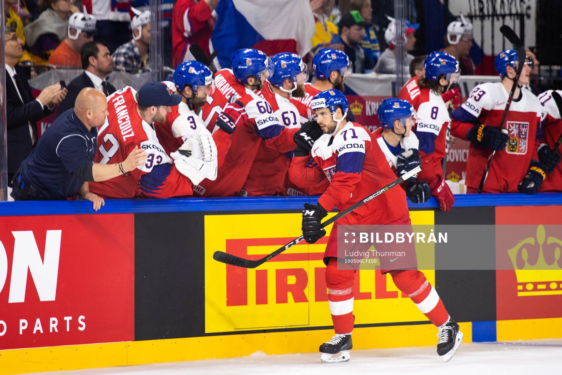 Tjeckiens  Tomas Hyka jublar med lagkamrater