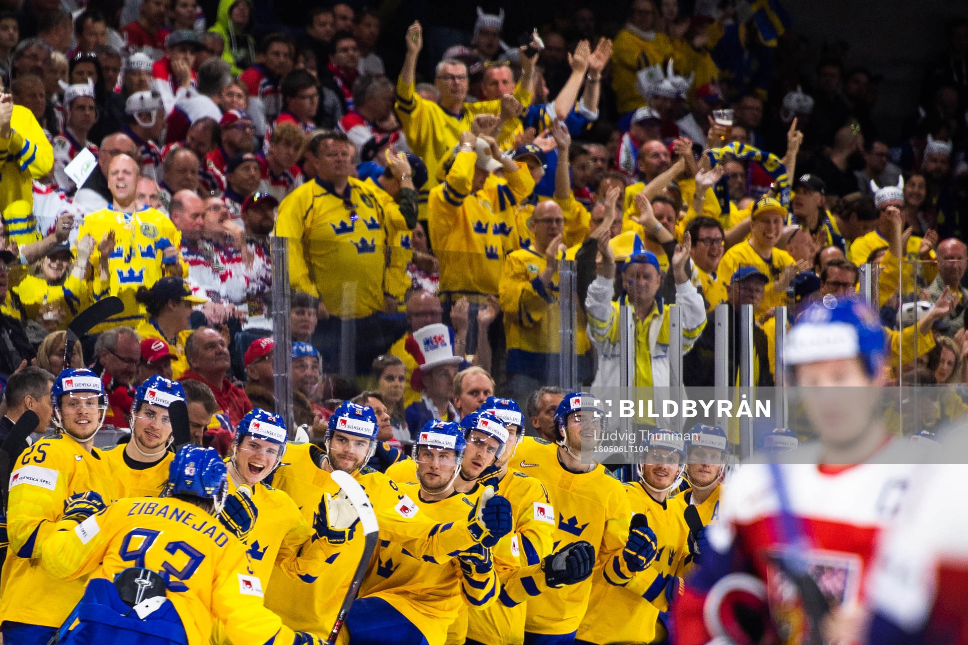 Sveriges Mika Zibanejad jublar med lagkamrater