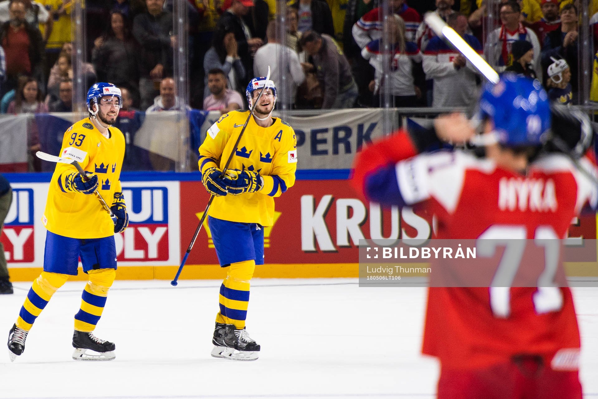 Sveriges Mika Zibanejad och Oliver Ekman Larsson jublar