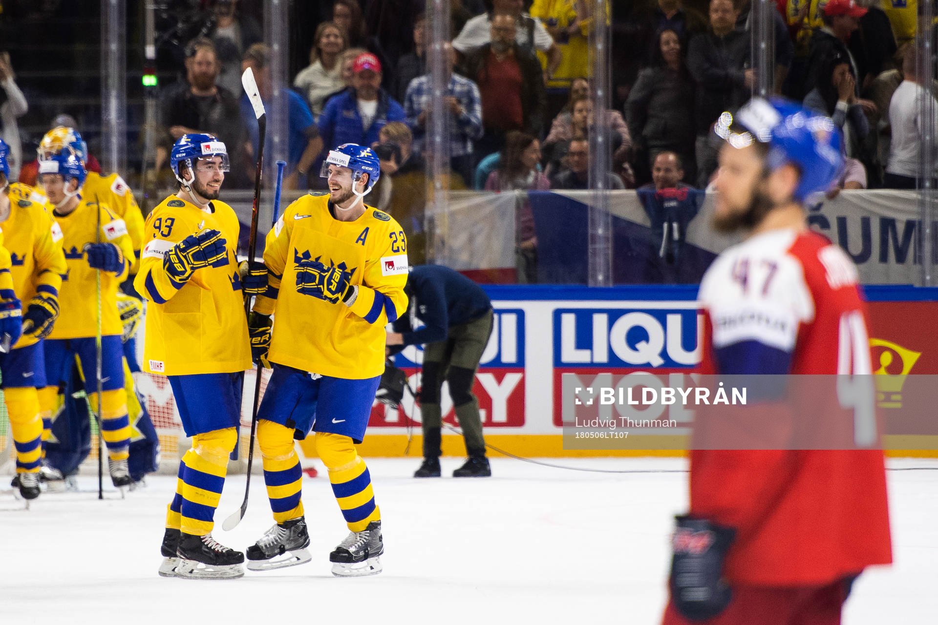 Sveriges Mika Zibanejad och Oliver Ekman Larsson jublar