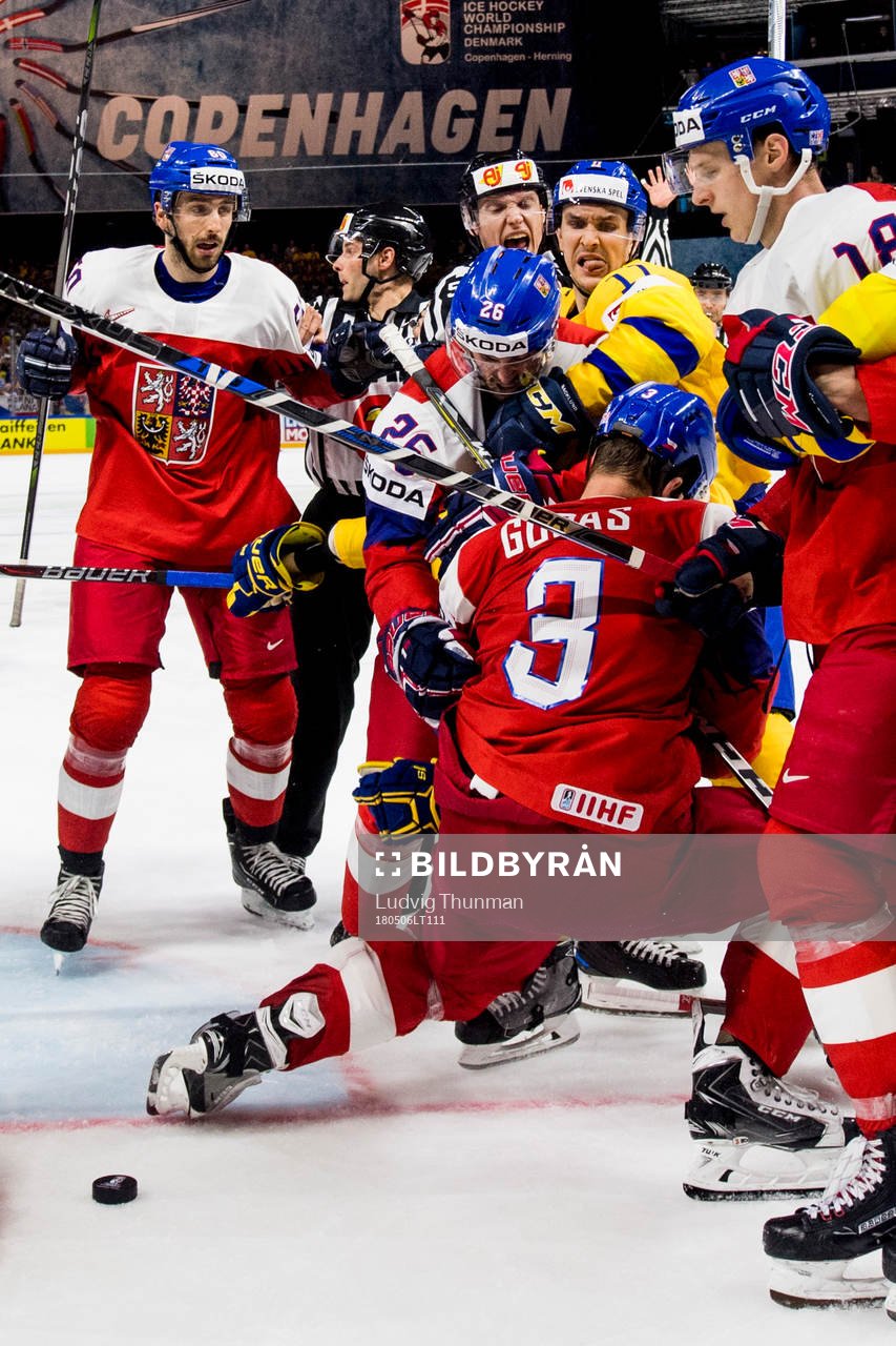 Bråkigt mellan Sveriges Mikael Backlund och Tjeckiens