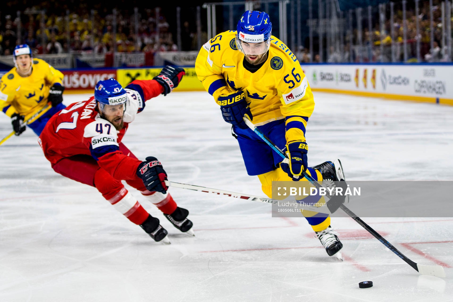 Sveriges Erik Gustafsson jagas av Tjeckiens  Michal Jordan