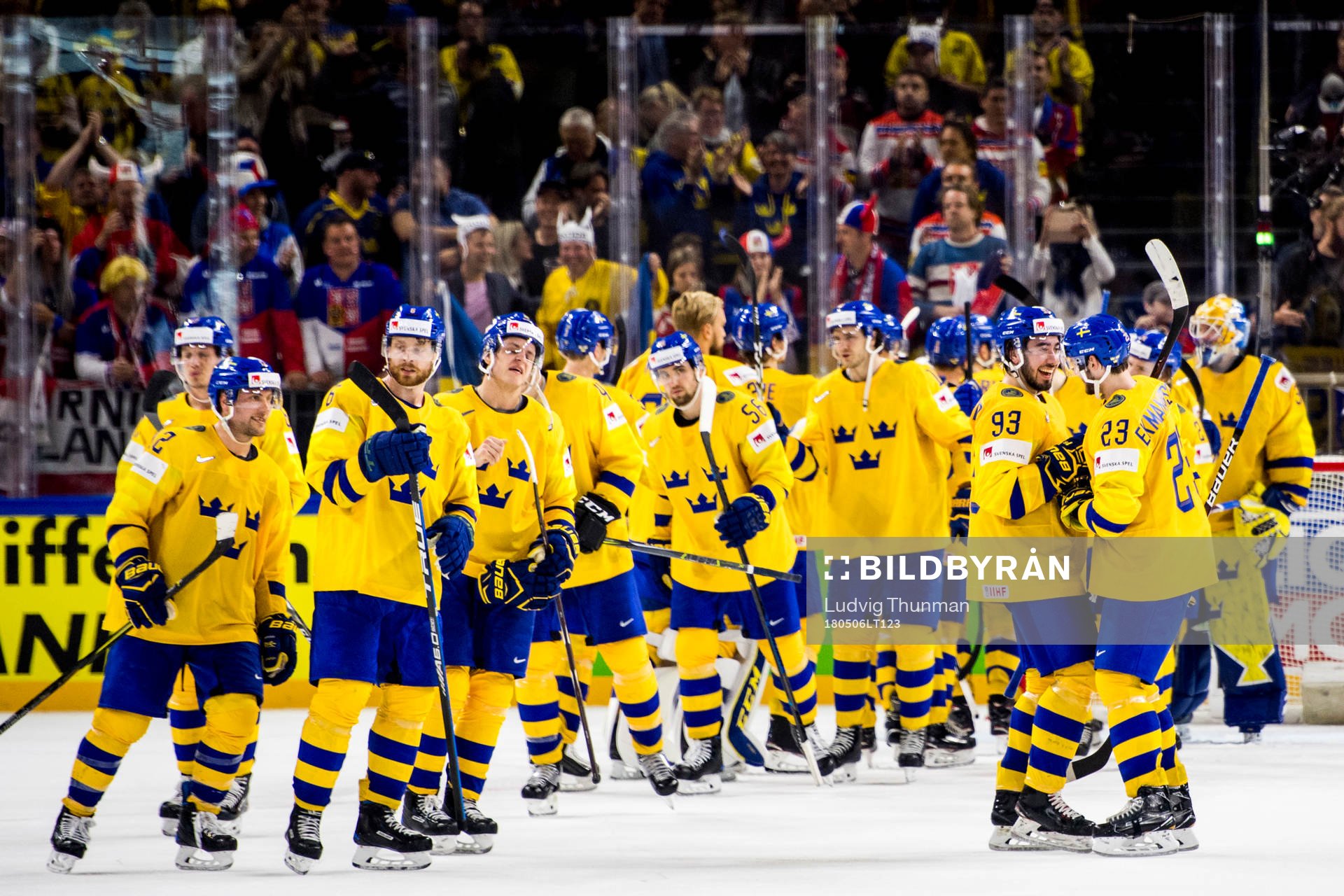 Sveriges Mika Zibanejad och Oliver Ekman Larsson jublar