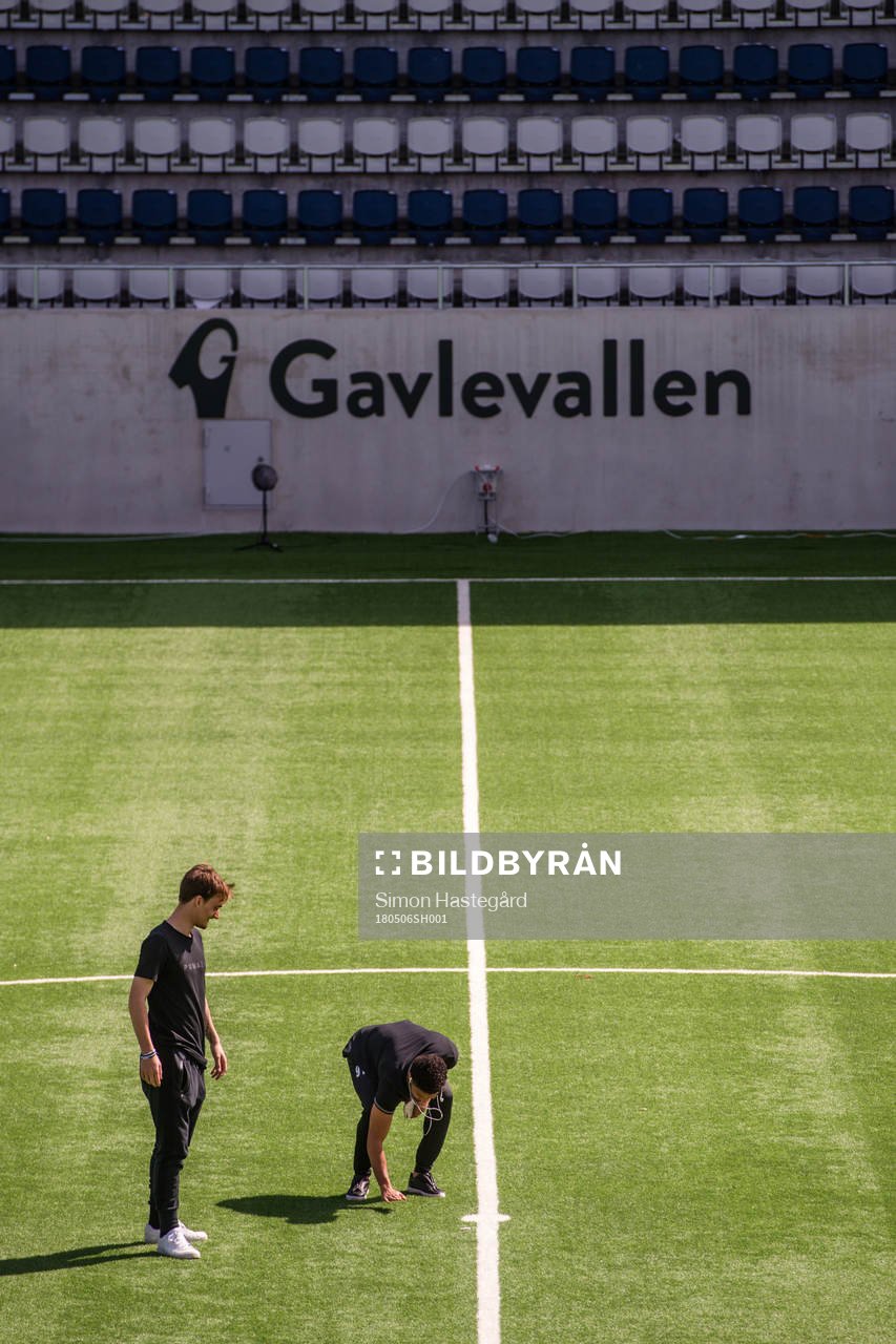 Spelarna inspekterar planen på Gavlevallen inför  fotbollsmatchen i Allsvenskan mellan Dalkurd och Kalmar den 6  maj 2018 i Gävle.