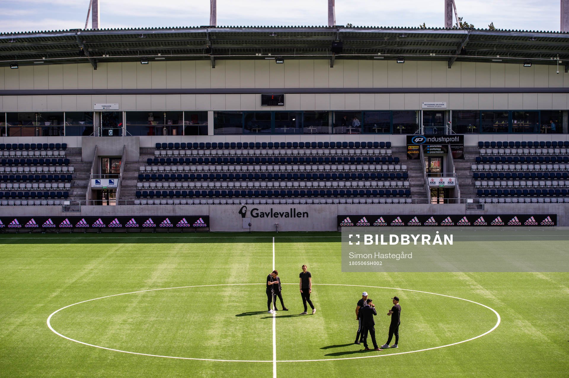 Spelarna inspekterar planen på Gavlevallen
