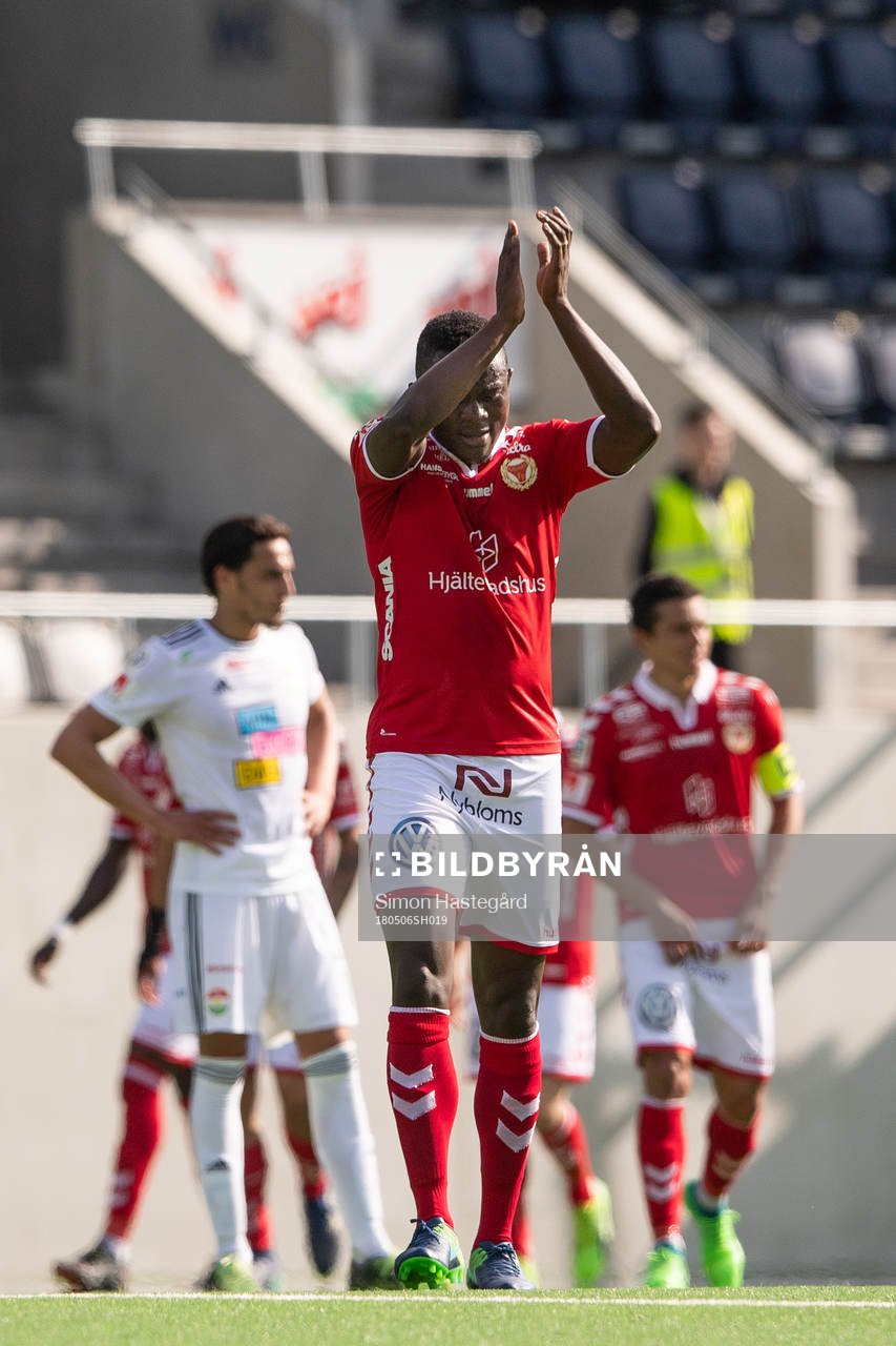 Kalmars Gbenga Arokoyo jublar efter att han gjort 1-2-målet under fotbollsmatchen i Allsvenskan mellan Dalkurd och Kalmar den 6 maj 2018 i Gävle.
