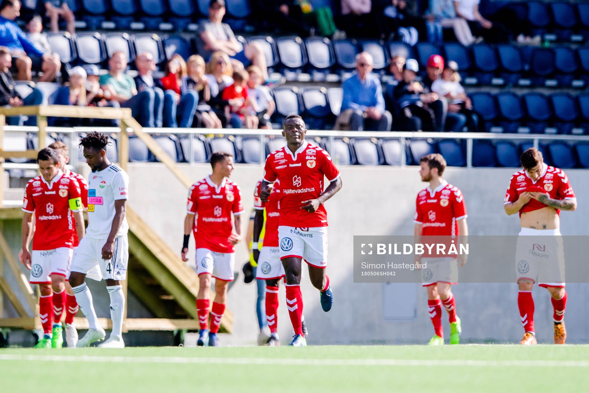 Kalmars spelare jublar med Gbenga Arokoyo jublar efter 2-1 under fotbollsmatchen i Allsvenskan mellan Dalkurd och Kalmar den 6 maj 2018 i Gävle.