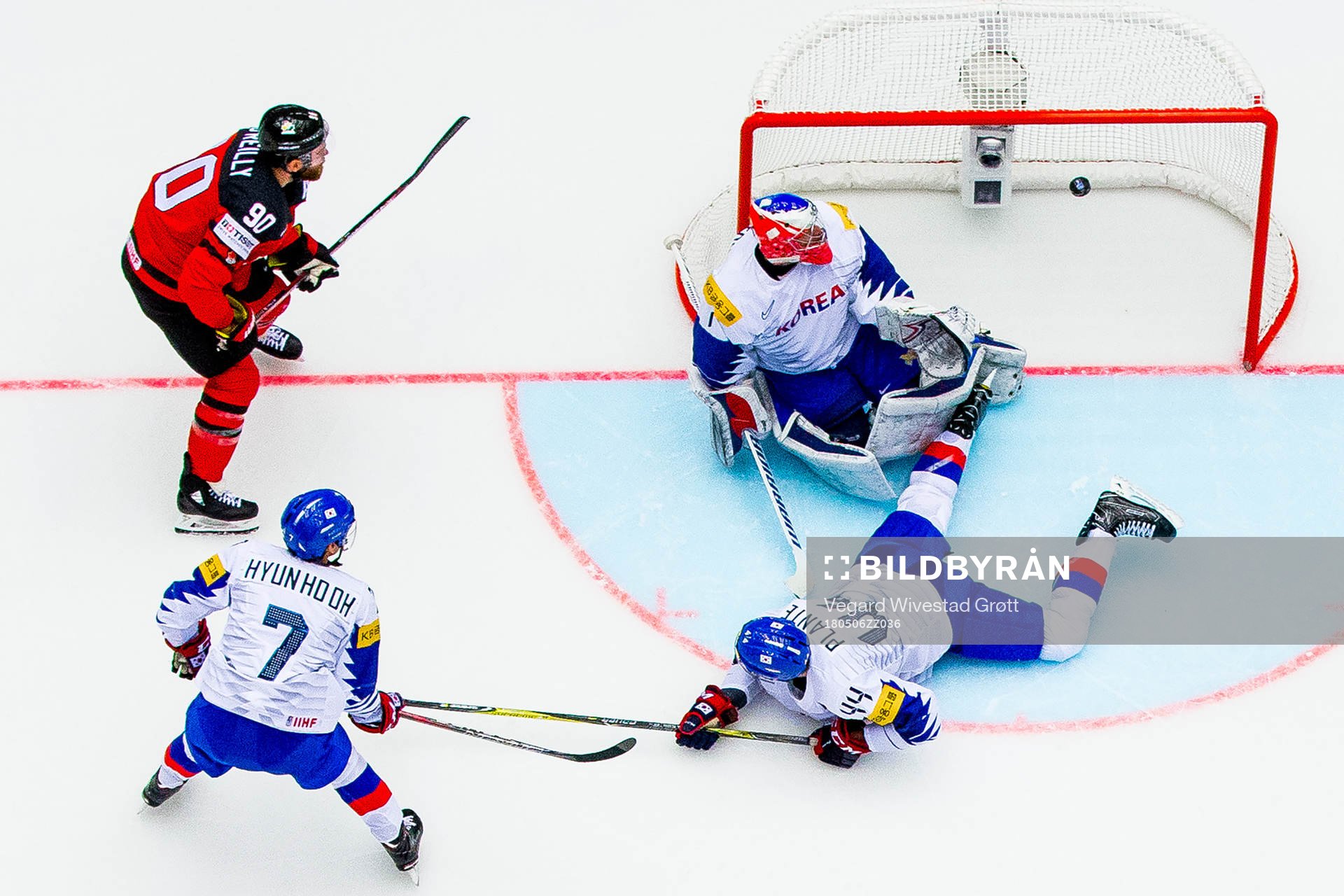Ryan O’Reilly of Canada scores 4-0 behind goaltender Matt