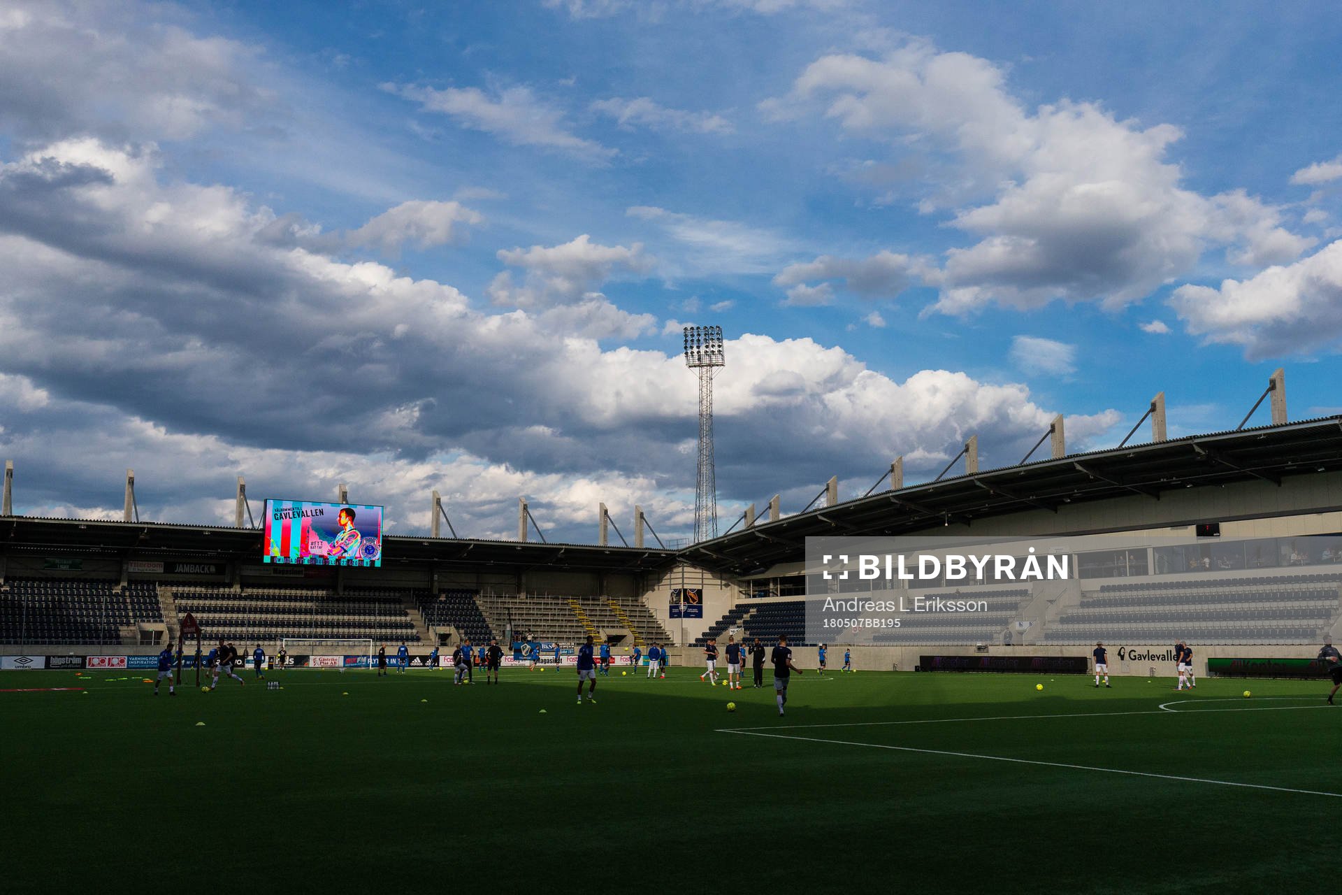 Halmstads och Gefles spelare värmer upp