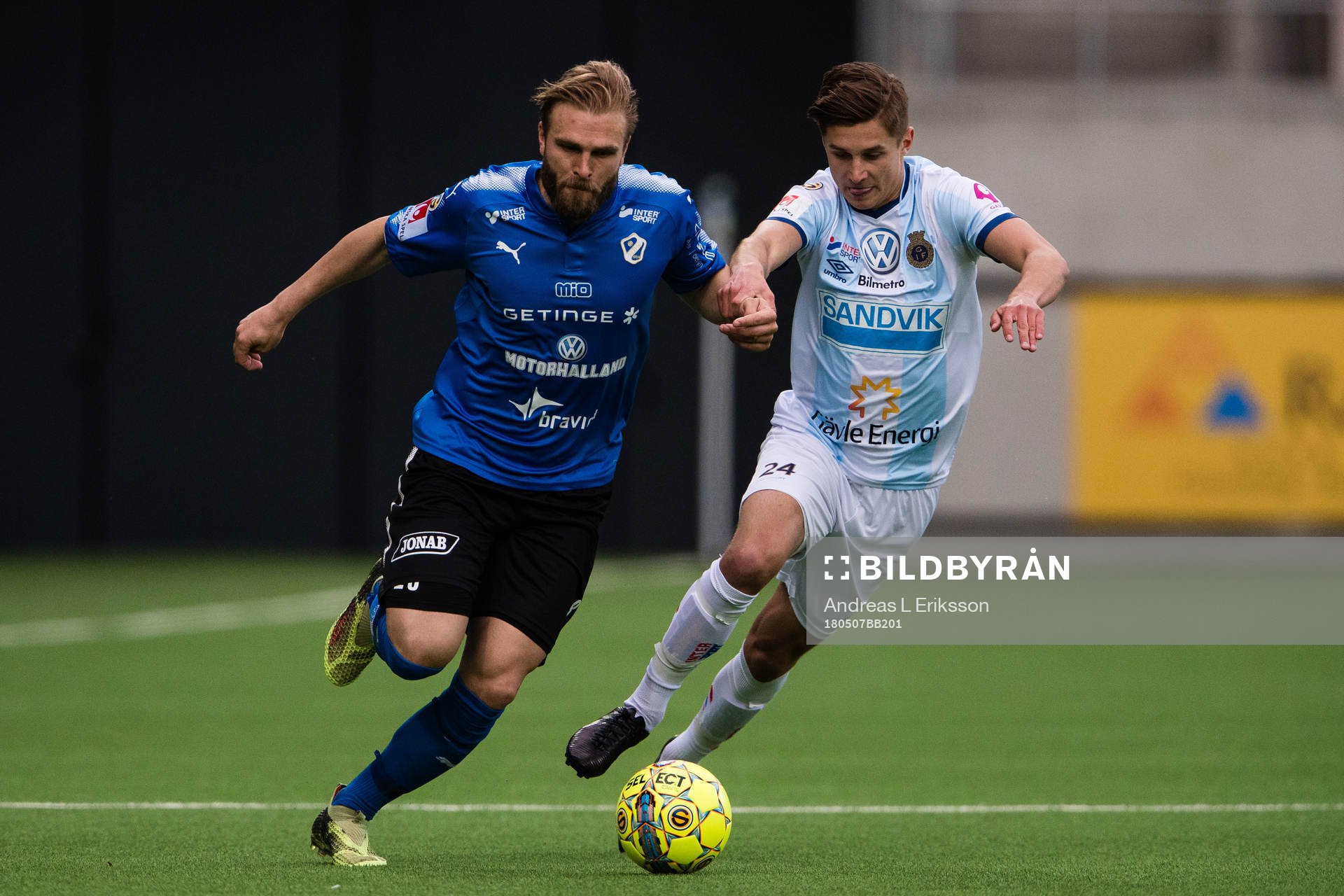 Halmstads Jesper Westerberg i kamp om bollen med Gefles Leo