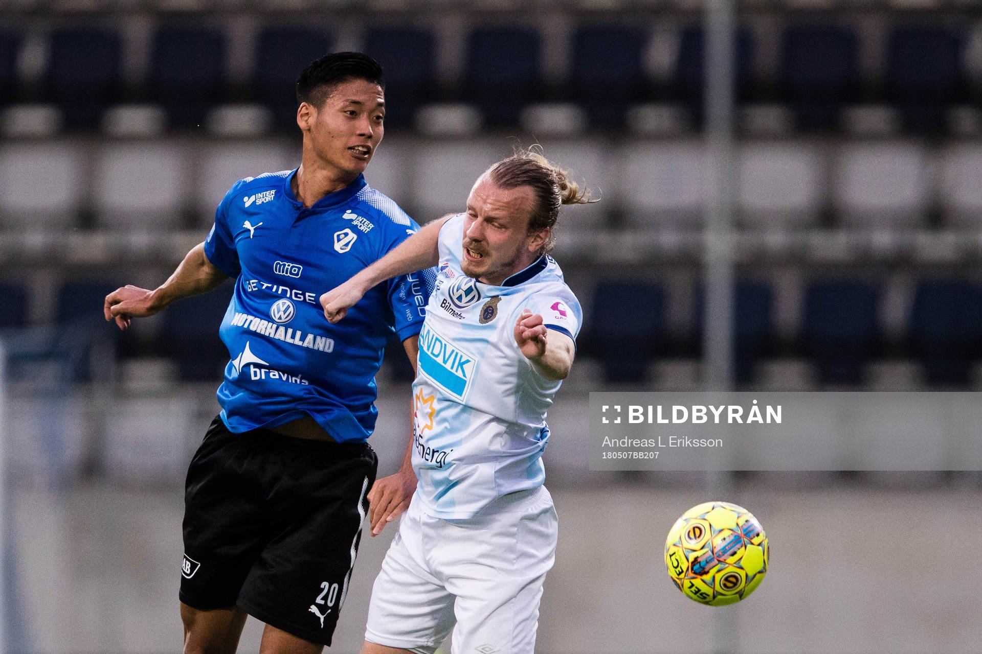 Halmstads Kosuke Kinoshita i en nickduell med Gefles Jesper Florén under fotbollsmatchen i Superettan mellan Gefle och Halmstad den 7 maj 2018 i Gävle.