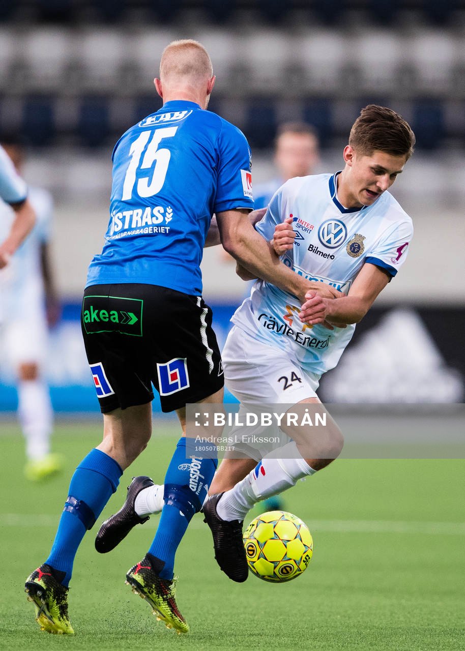 Halmstads Peter Larsson i kamp om bollen med Gefles Leo Bengtsson under fotbollsmatchen i Superettan mellan Gefle och Halmstad den 7 maj 2018 i Gävle.