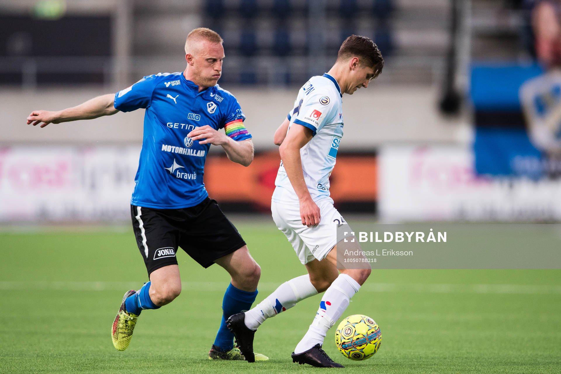 Halmstads Peter Larsson i kamp om bollen med Gefles Leo