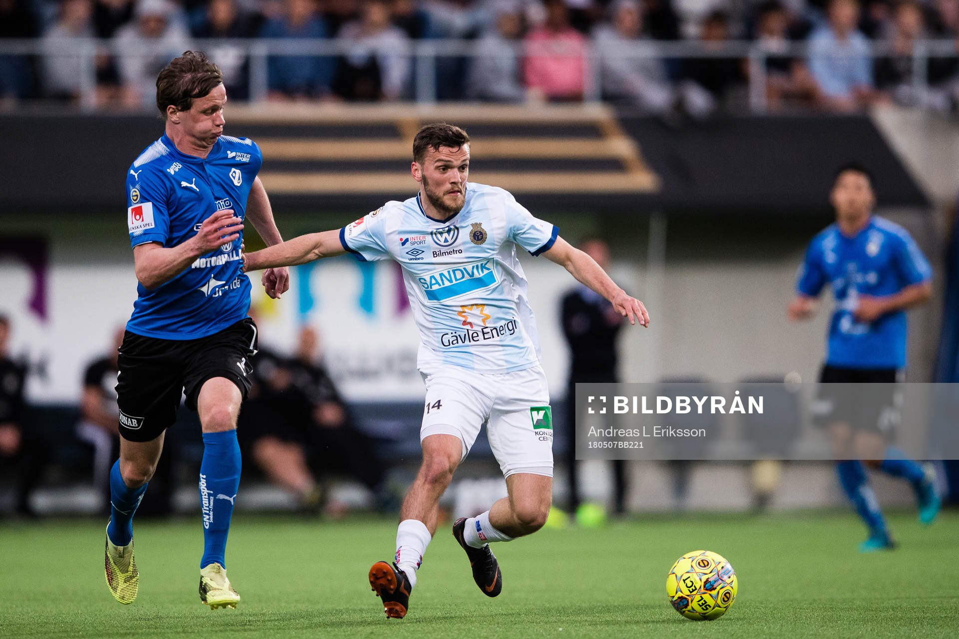 Halmstads Alexander Berntsson i kamp om bollen med Gefles