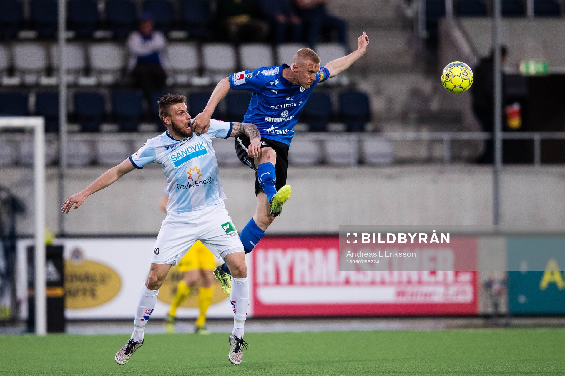 Gefles Erik Törnros i en nickduell med Halmstads Peter Larsson under fotbollsmatchen i Superettan mellan Gefle och Halmstad den 7 maj 2018 i Gävle.