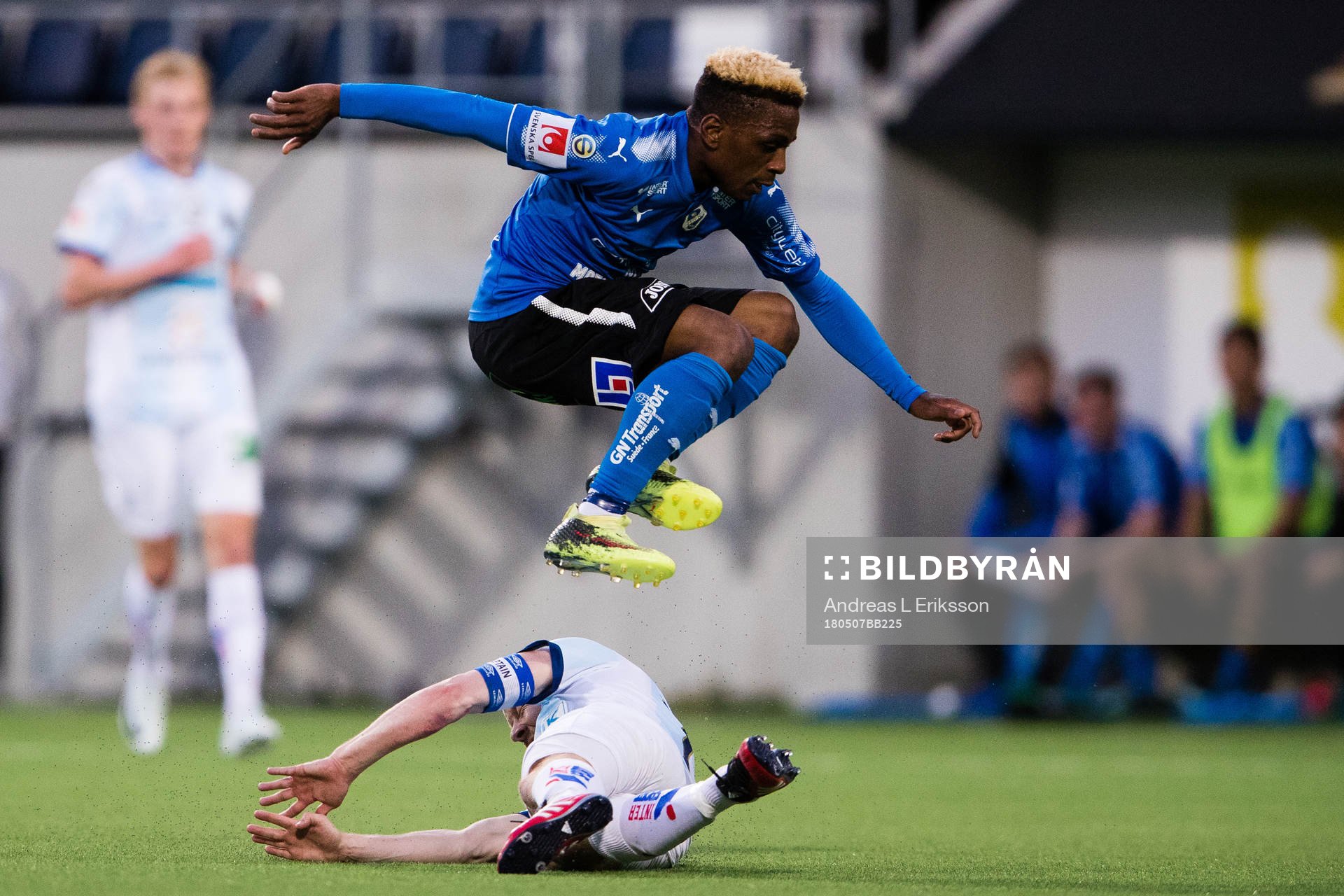 Halmstads Dida Rashidi hoppar över Gefles Jonas Lantto