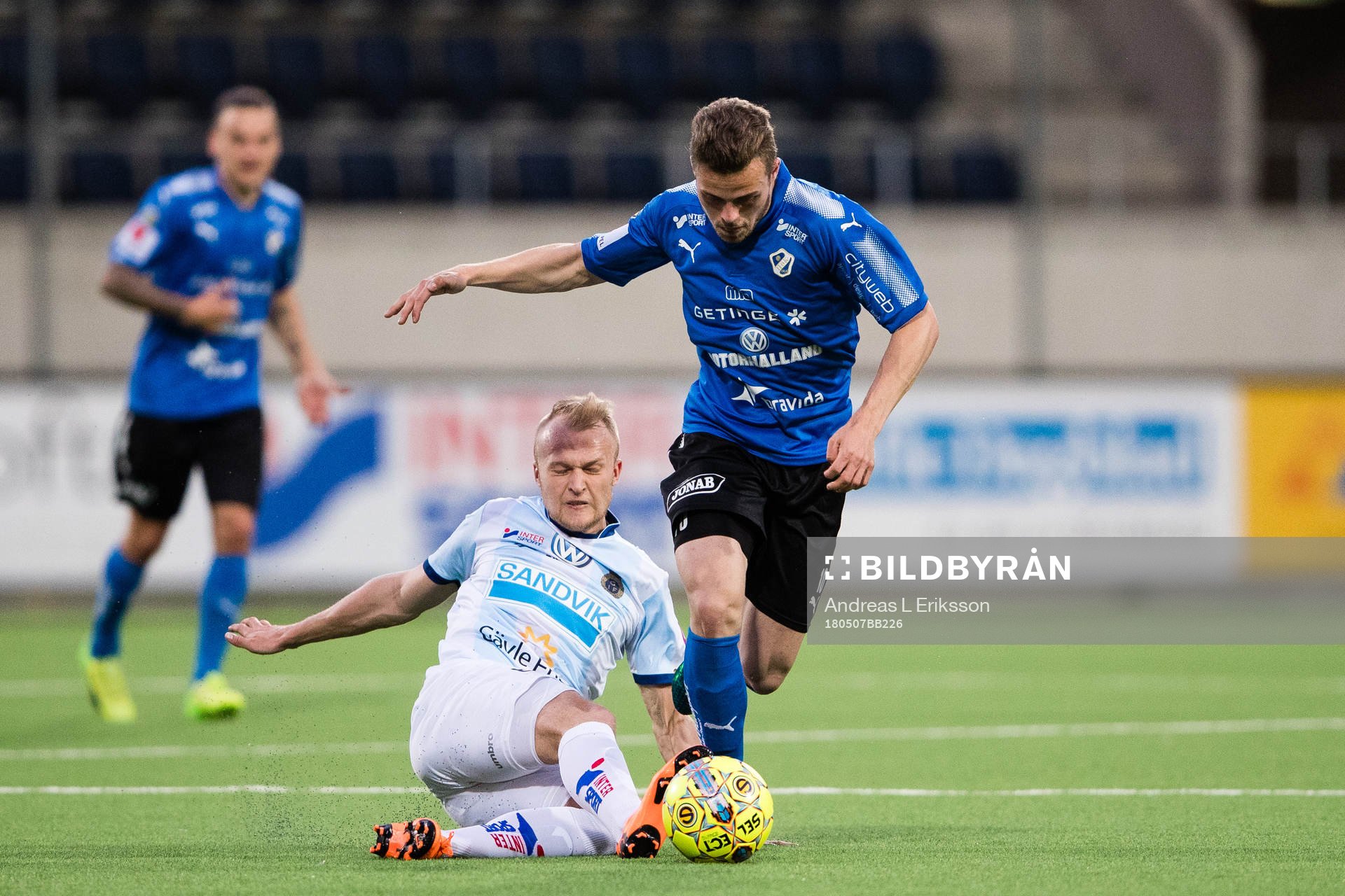 Gefles Christian Ljungberg i kamp om bollen med Halmstads Gabriel Gudmundsson under fotbollsmatchen i Superettan mellan Gefle och Halmstad den 7 maj 2018 i Gävle.