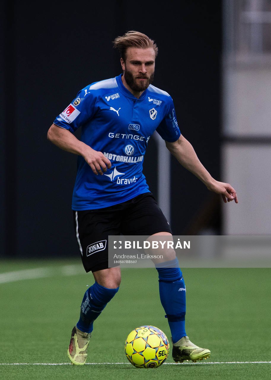 Halmstads Jesper Westerberg med bollen