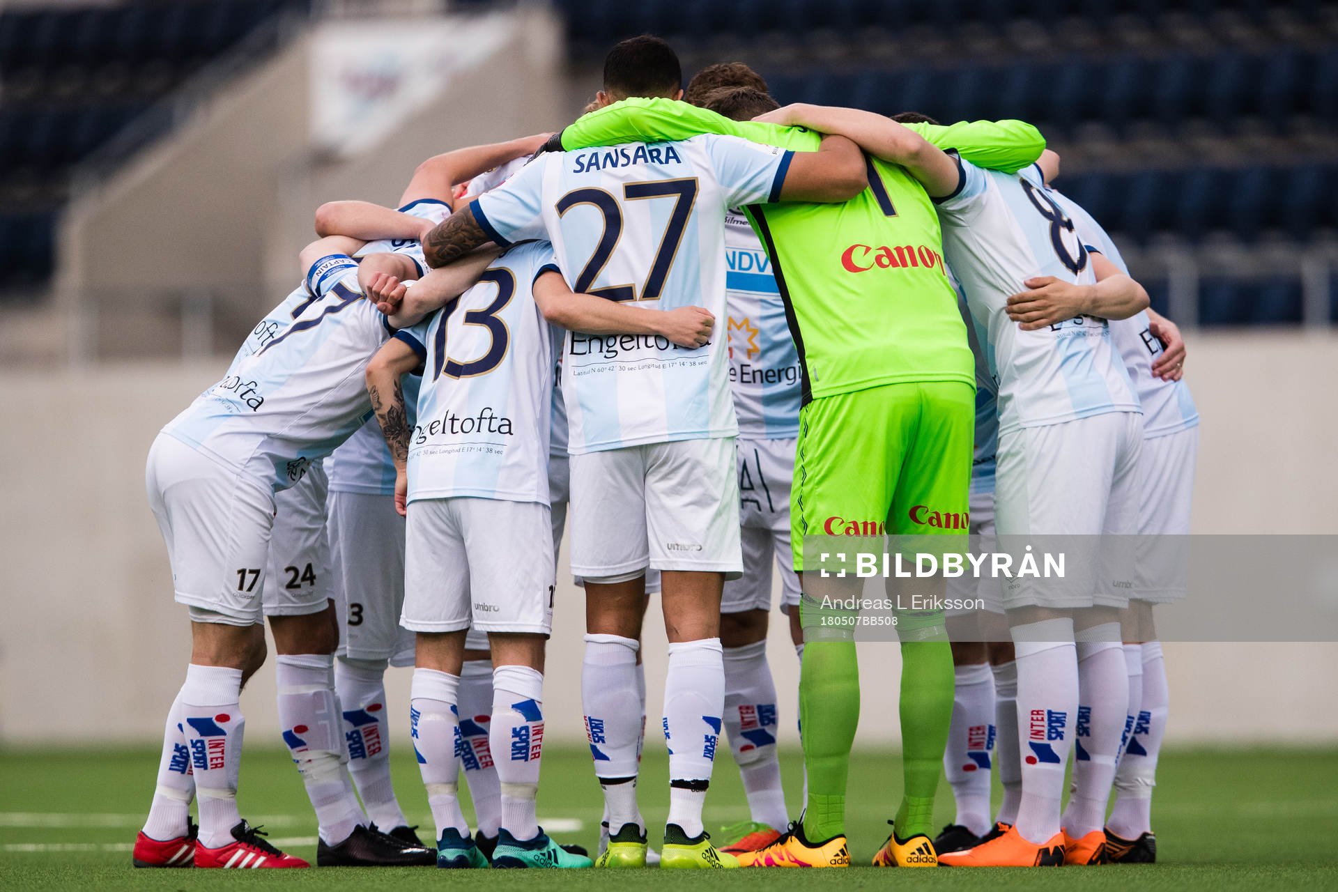 Gefles spelare samlar ihop sig innan fotbollsmatchen i