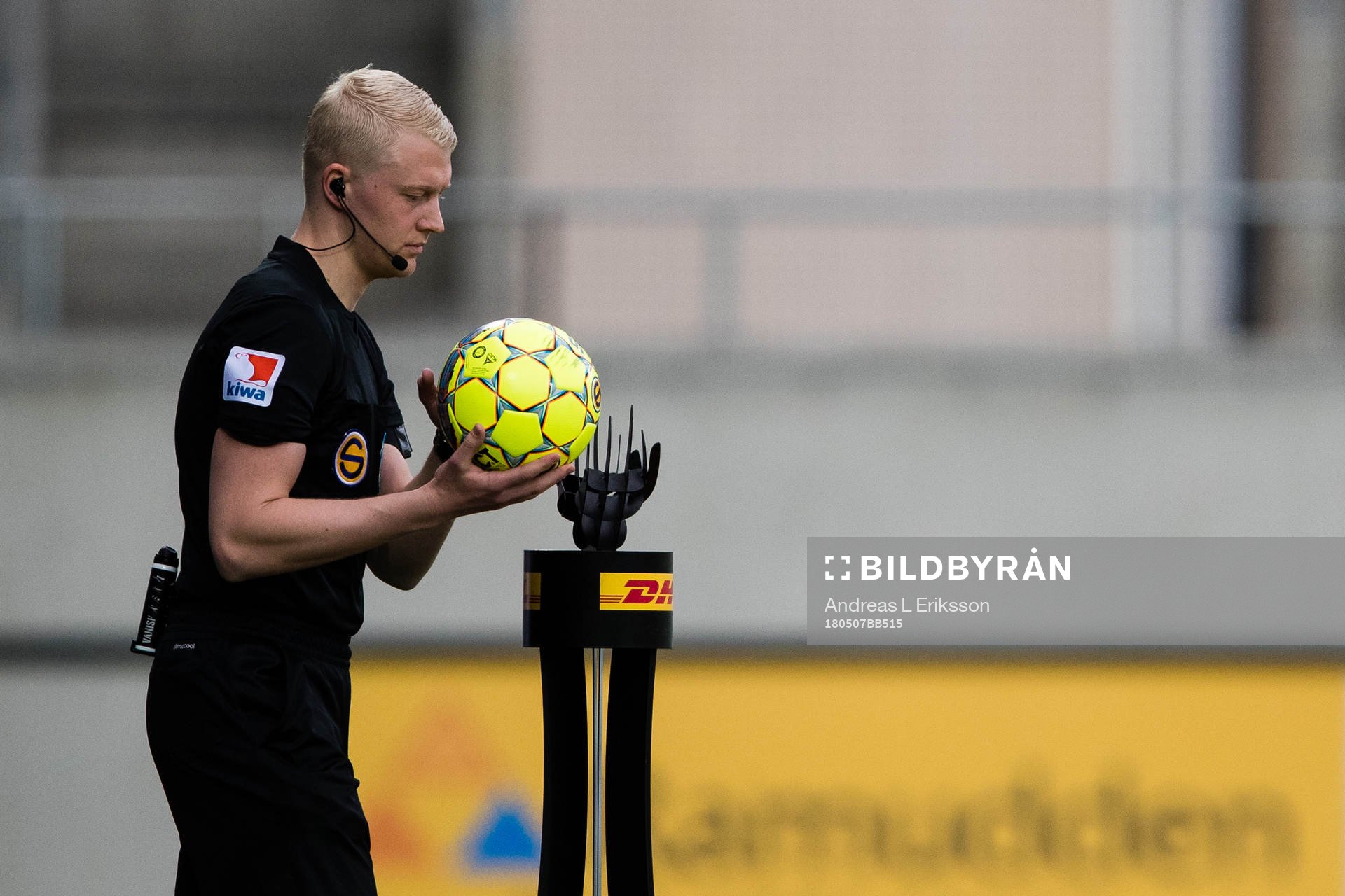 Domare Adam Ladebäck plockar upp matchbollen innan