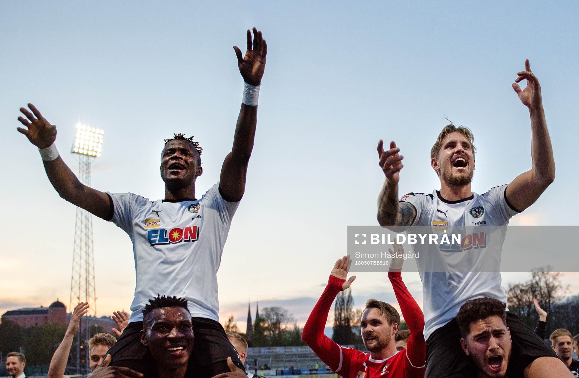 Örebros spelare jublar