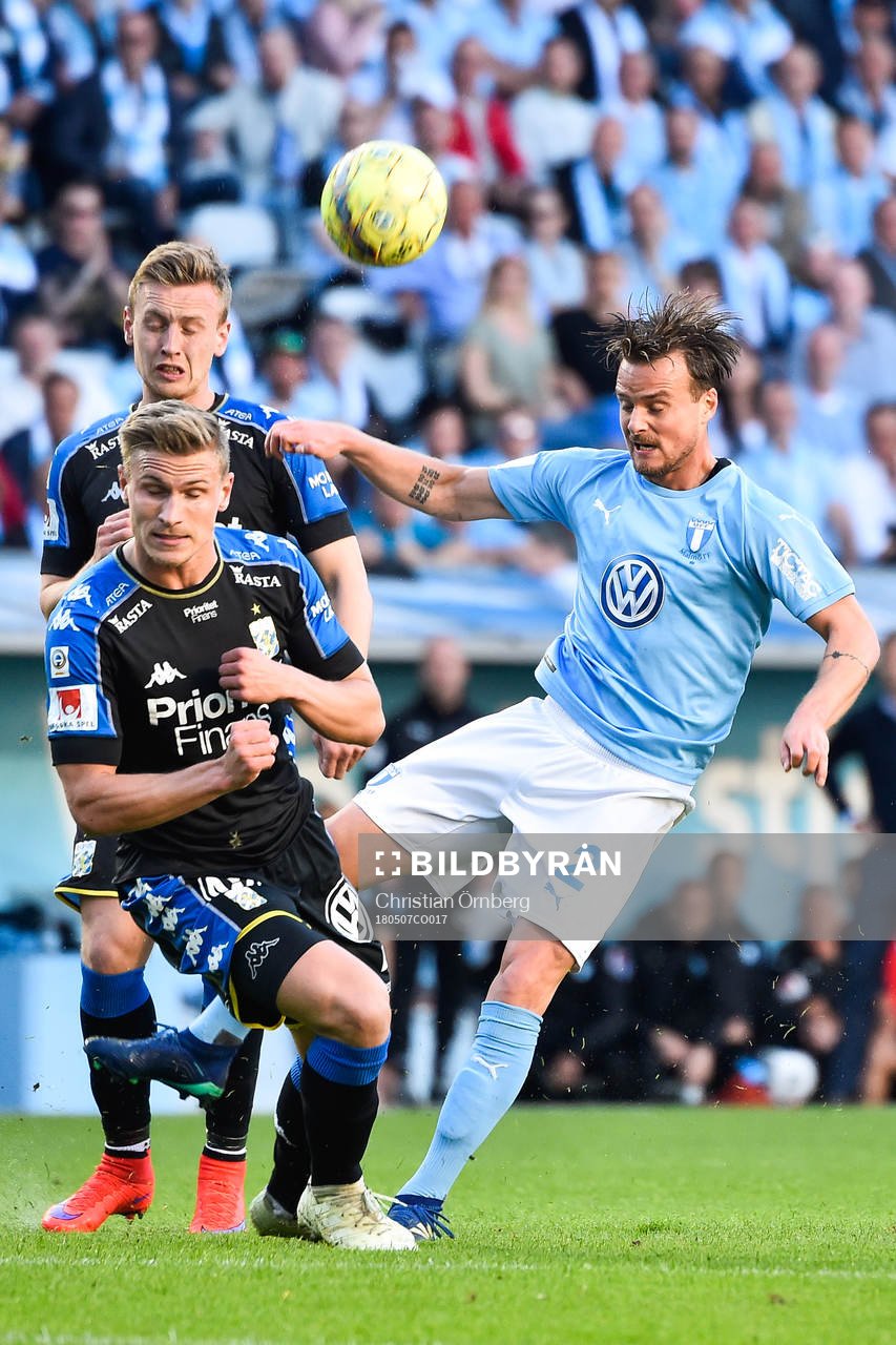 Malmö FFs Eric Larsson i kamp om bollen med IFK Göteborgs Sebastian Ohlsson och Carl Starfelt under fotbollsmatchen i Allsvenskan mellan Malmö FF och IFK Göteborg den 7 maj 2018 i Malmö.