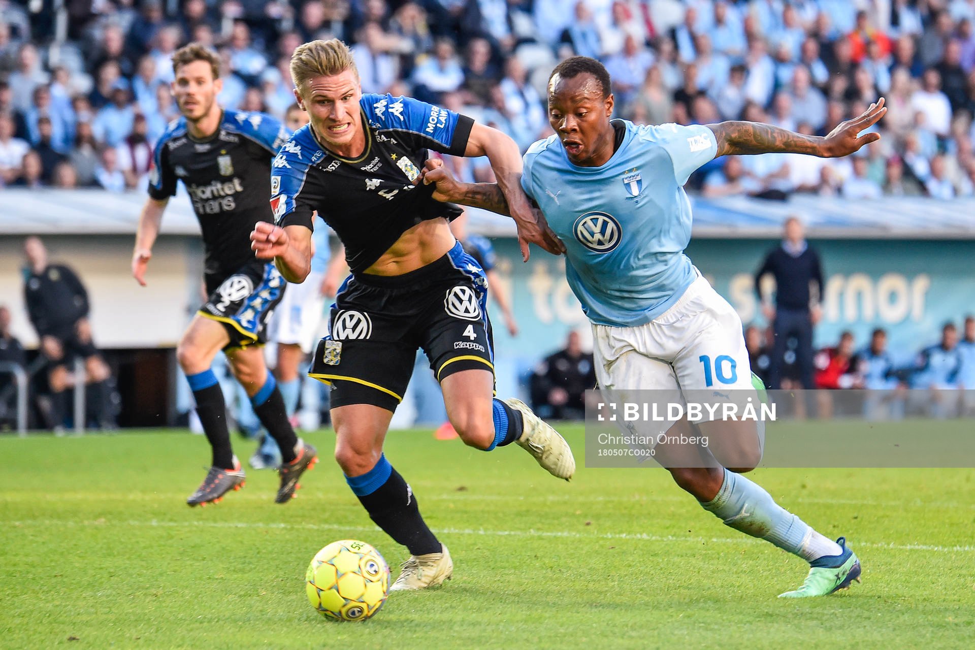 IFK Göteborgs Carl Starfelt i kamp om bollen med Malmö