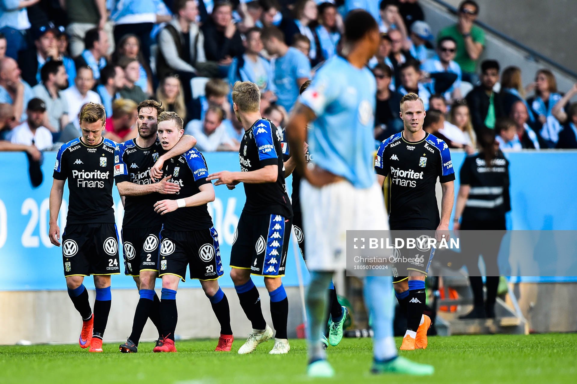 IFK Göteborgs Victor Wernersson kramas om av Emil