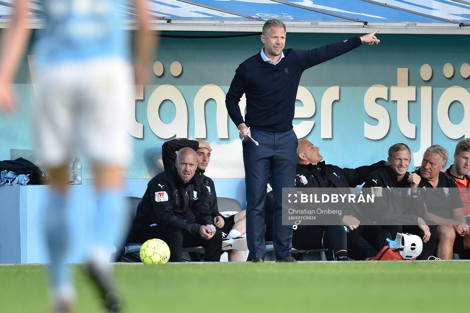 Malmö FFs tränare Magnus Pehrsson gestikulerar