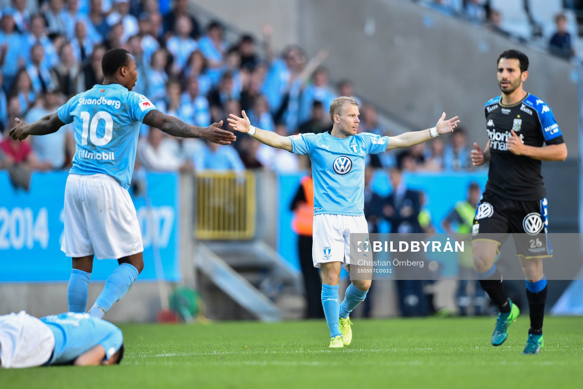 Malmö FFs Carlos Strandberg och Oscar Lewicki reagerar