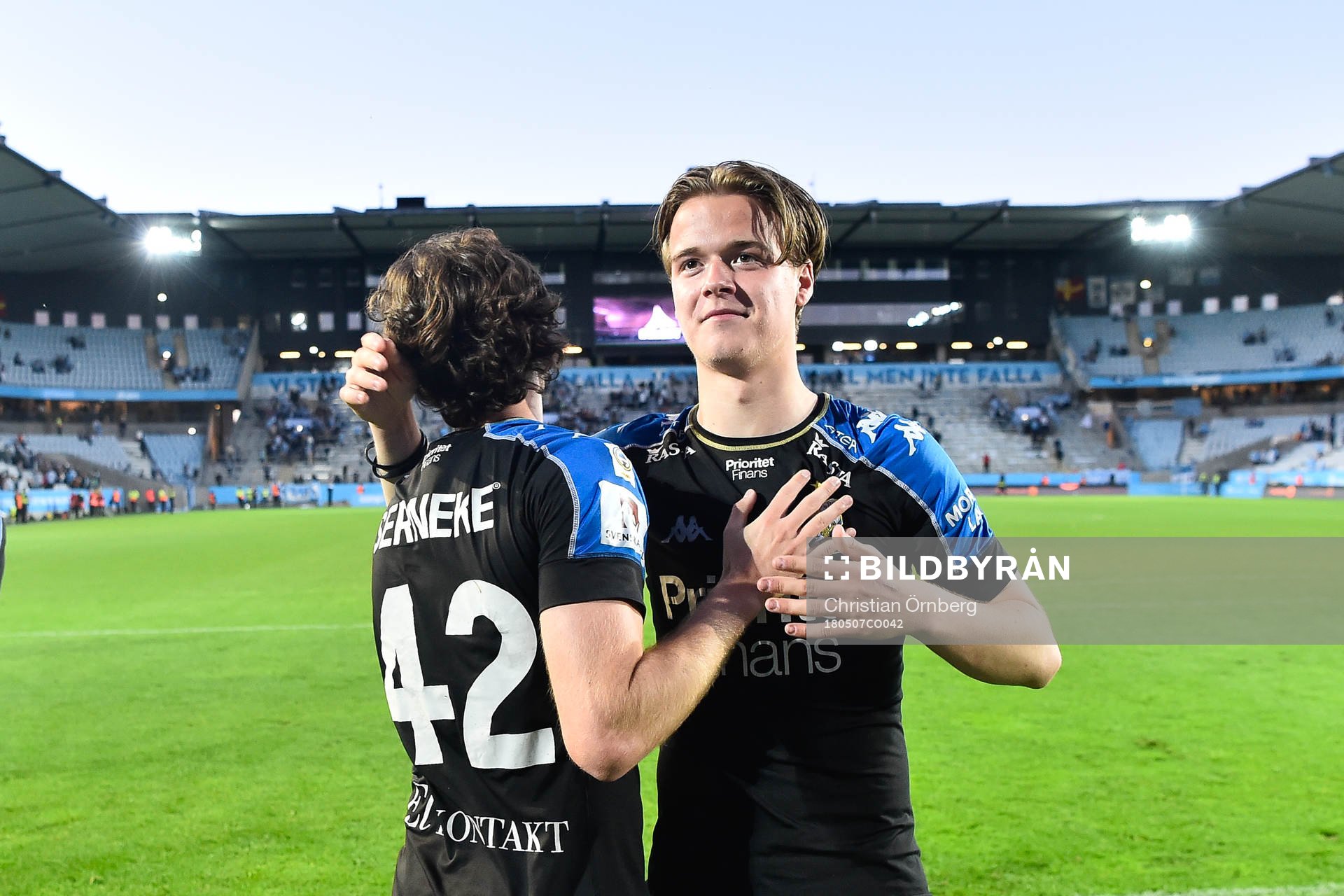 IFK Göteborgs Mikkel Diskerud och August Erlingmark jublar efter vinsten i fotbollsmatchen i Allsvenskan mellan Malmö FF och IFK Göteborg den 7 maj 2018 i Malmö.
