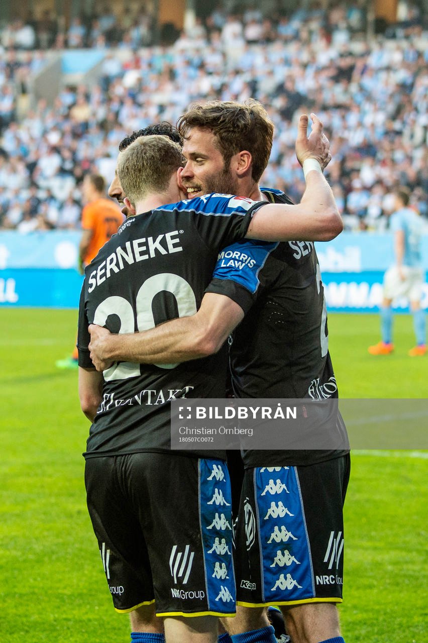 IFK Göteborgs Victor Wernersson kramar om Emil Salomonsson efter 1-2 under fotbollsmatchen i Allsvenskan mellan Malmö FF och IFK Göteborg den 7 maj 2018 i Malmö.