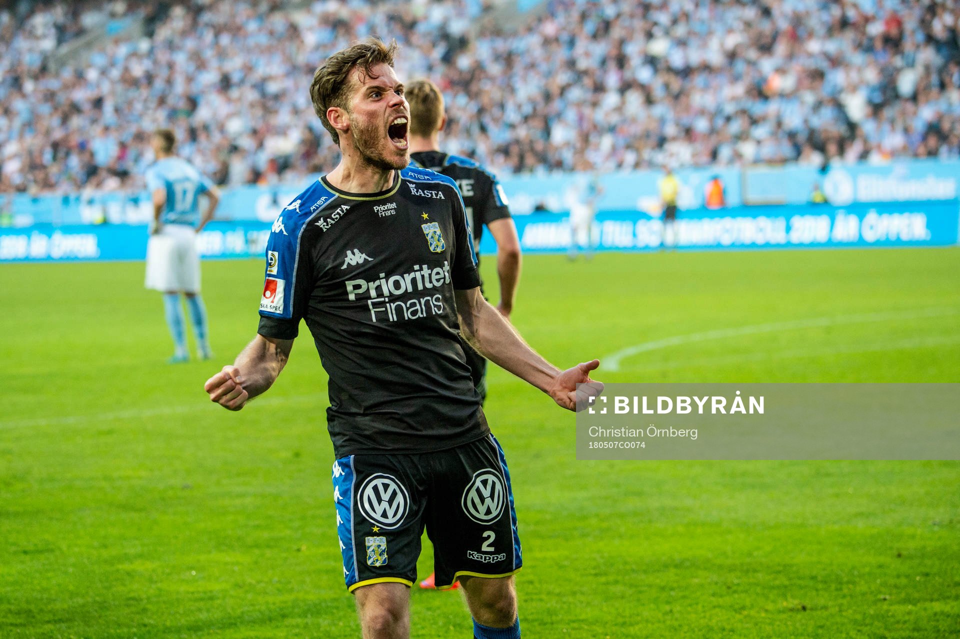 IFK Göteborgs Emil Salomonsson jublar efter 1-2 under fotbollsmatchen i Allsvenskan mellan Malmö FF och IFK Göteborg den 7 maj 2018 i Malmö.