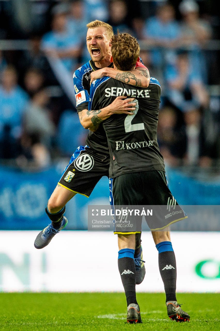 IFK Göteborgs Sebastian Eriksson och Emil Salomonsson jublar efter vinsten i fotbollsmatchen i Allsvenskan mellan Malmö FF och IFK Göteborg den 7 maj 2018 i Malmö.
