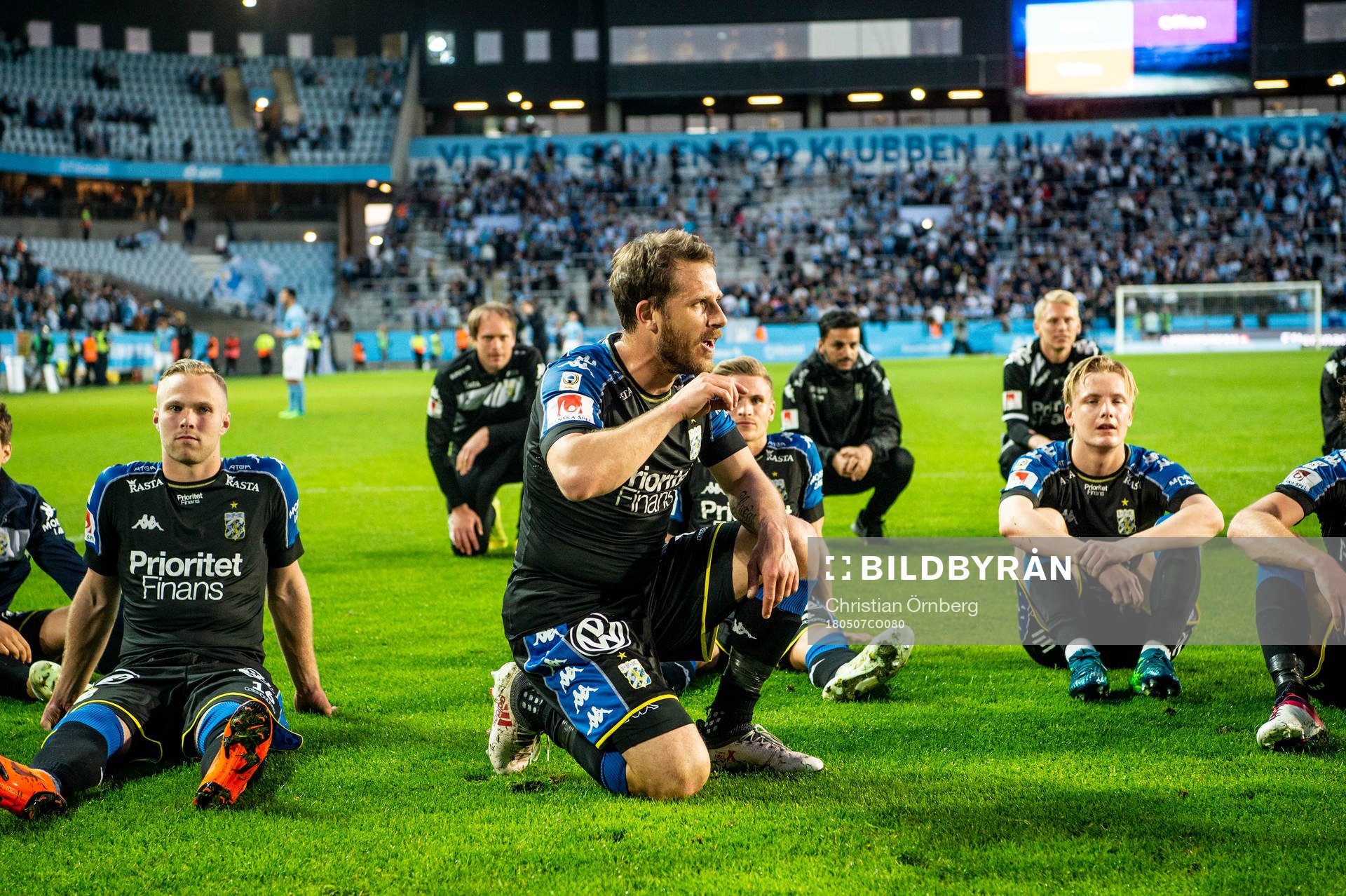 IFK Göteborgs Tobias Hysén leder firandet med fansen