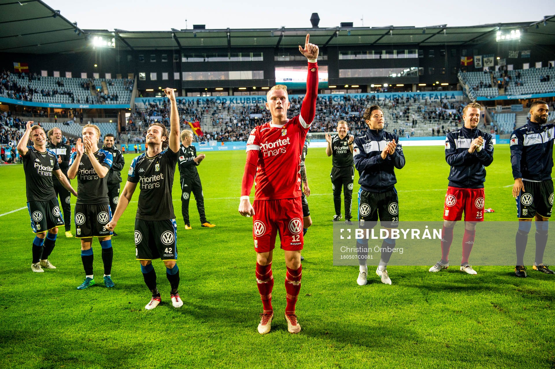 IFK Göteborgs målvakt Pontus Dahlberg jublar efter vinsten i fotbollsmatchen i Allsvenskan mellan Malmö FF och IFK Göteborg den 7 maj 2018 i Malmö.
