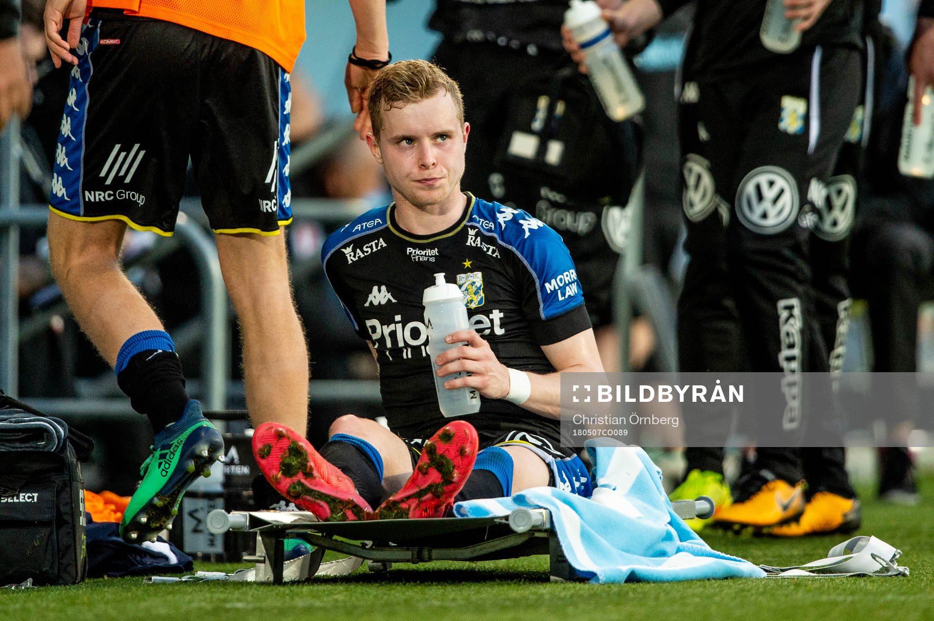 IFK Göteborgs Victor Wernersson bärs ut på bår