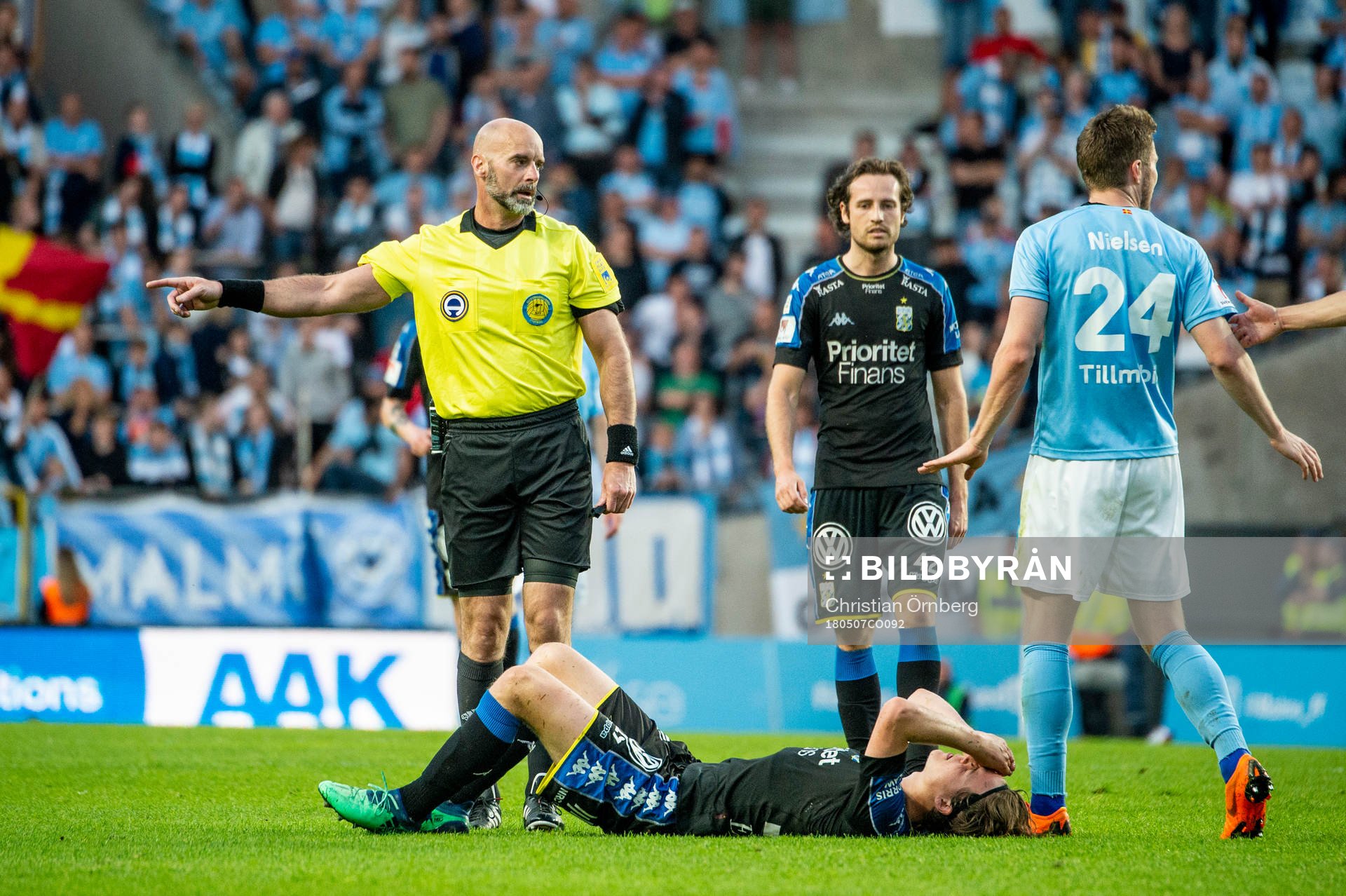IFK Göteborgs August Erlingmark ligger på planen medan Malmö FFs Lasse Nielsen är upprörd på domaren Stefan Johannesson under fotbollsmatchen i Allsvenskan mellan Malmö FF och IFK Göteborg den 7 maj 2018 i Malmö.