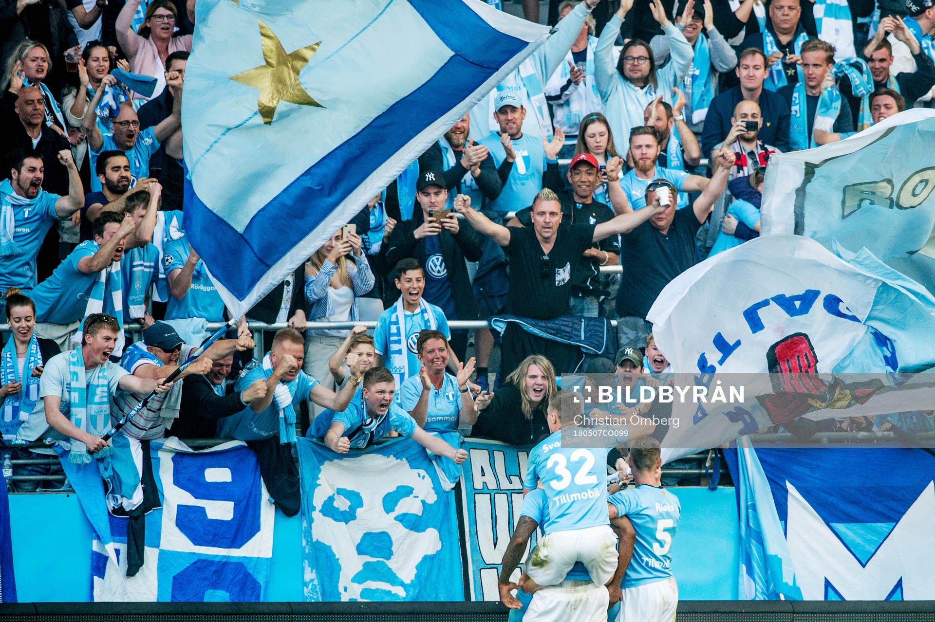 Malmö FFs supportrar jublar åt Mattias Svanberg, Carlos