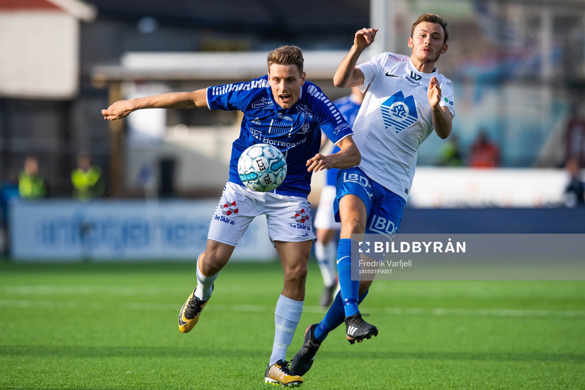 Kristoffer Zachariassen of Sarpsborg 08 and Fredrik Aursnes