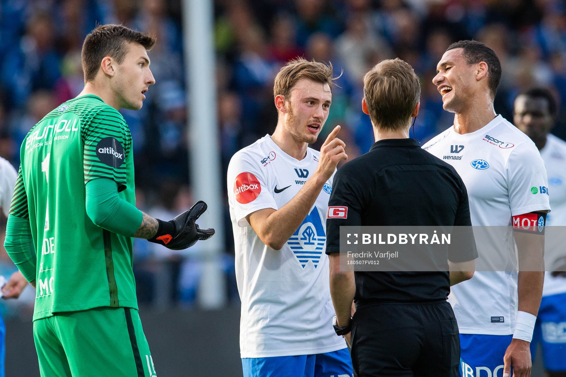 Goalkeeper Andreas Linde, Fredrik Aursnes and Ruben