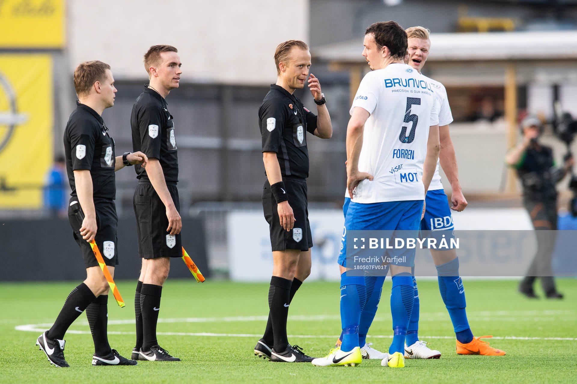 Ola Hobber Nilsen, referee, in a discussion with Vegard