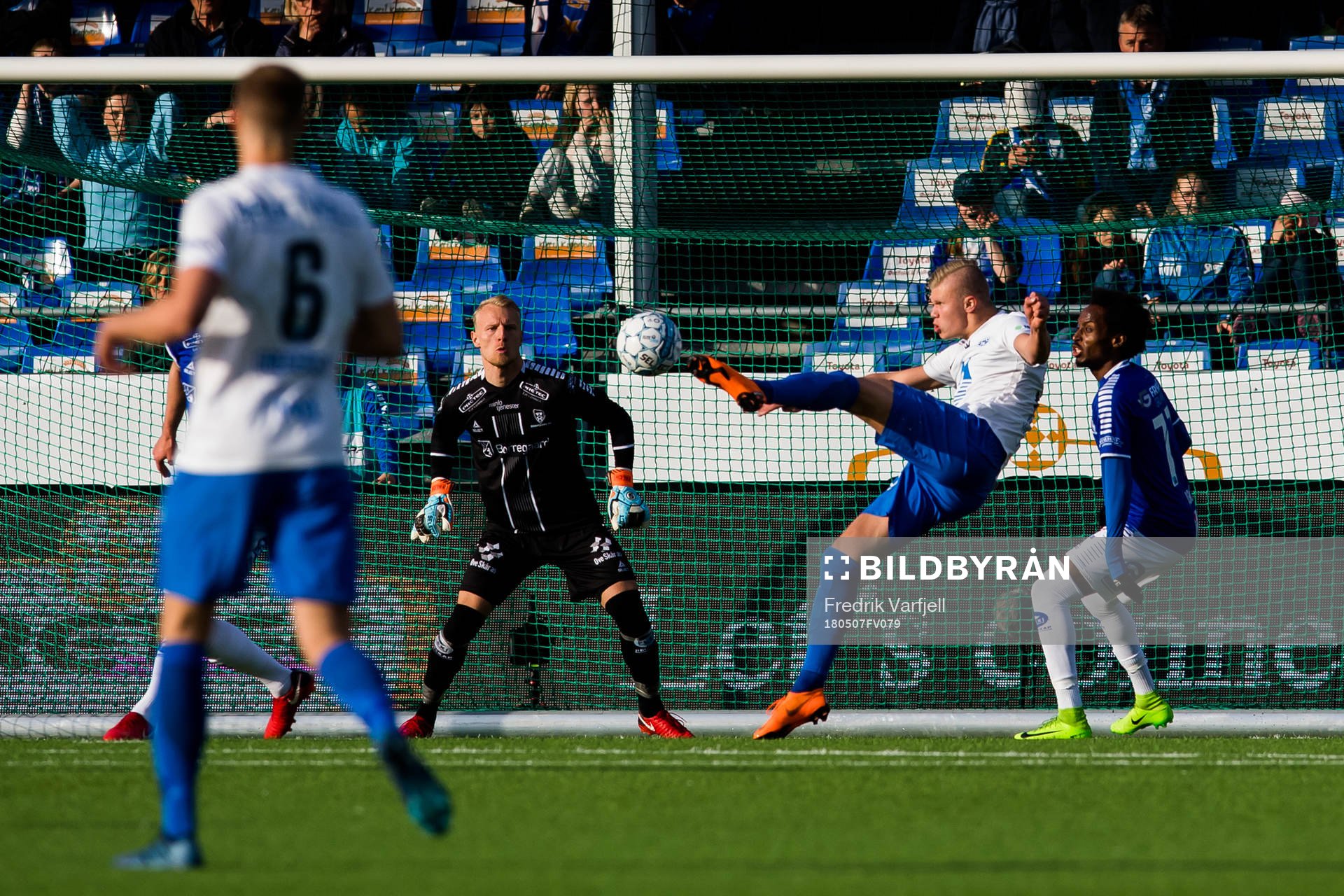 Erling Braut Haaland of Molde scores 1-1 behind Goalkeeper