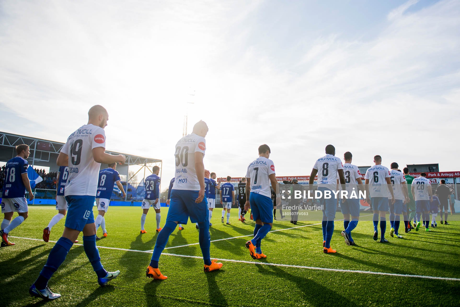 The players of Molde and Sarpsborg 08 enter the pitch