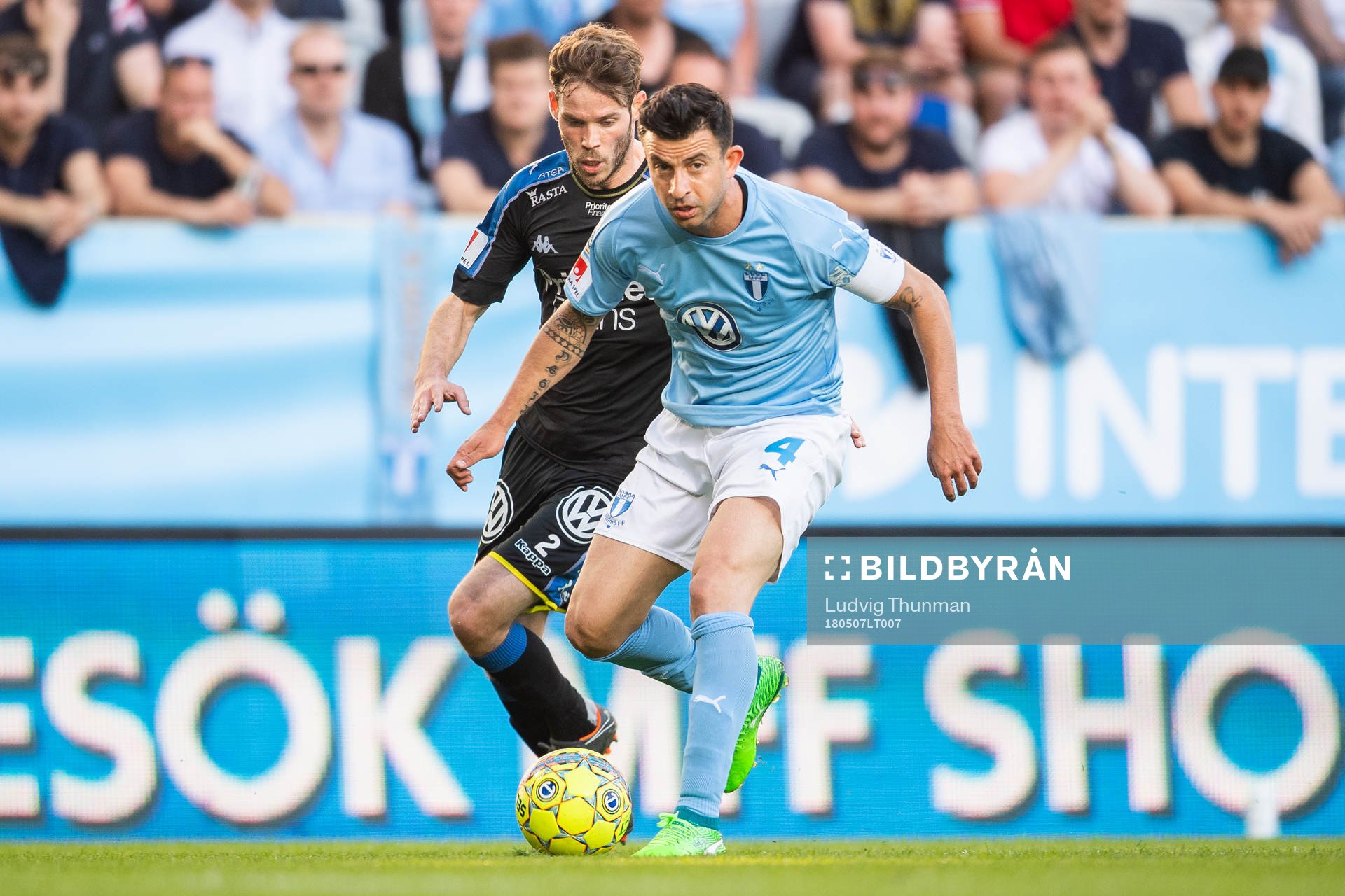 Malmö FFs Behrang Safari i kamp om bollen med IFK