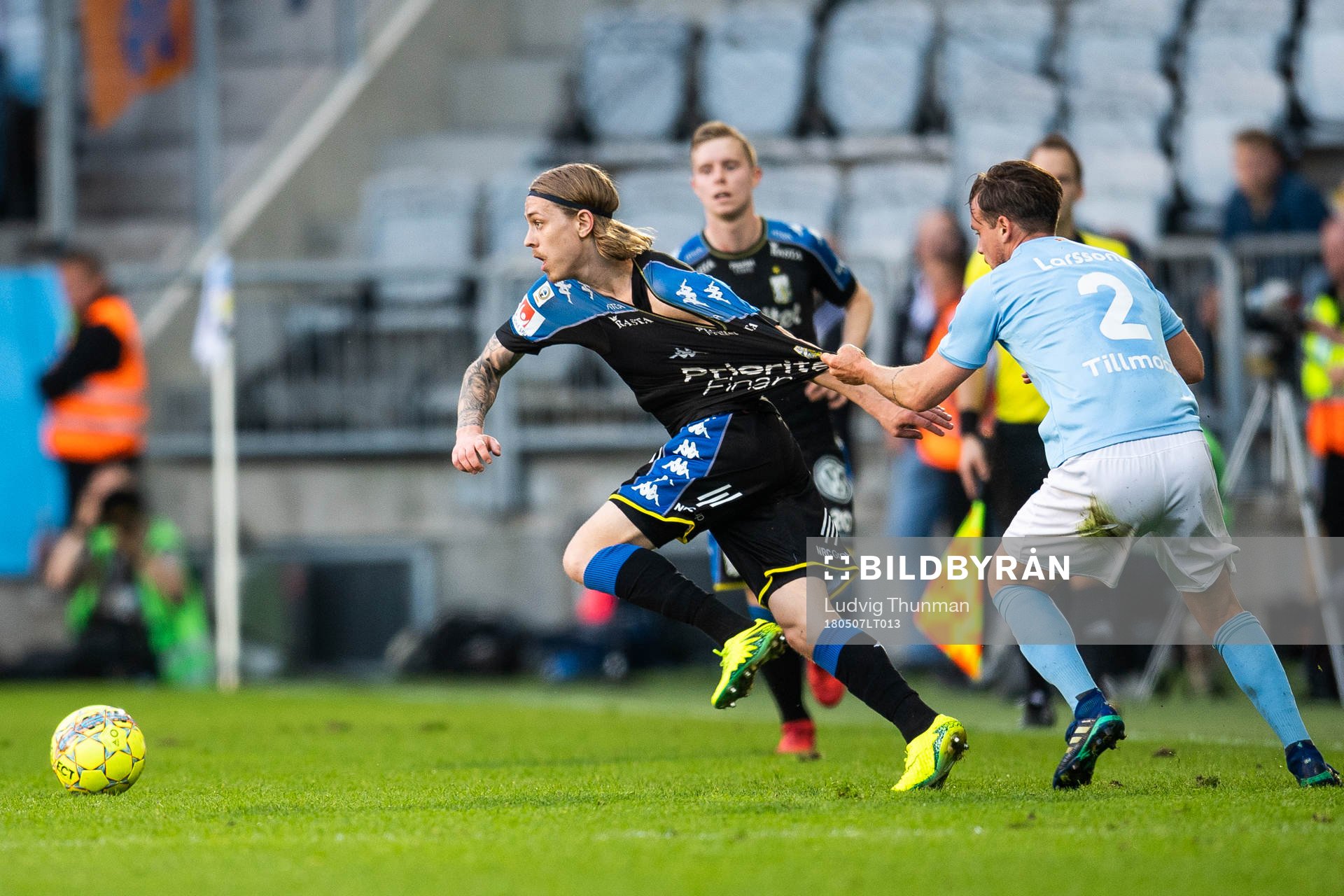 Malmö FFs Eric Larsson drar IFK Göteborgs Elias Mar