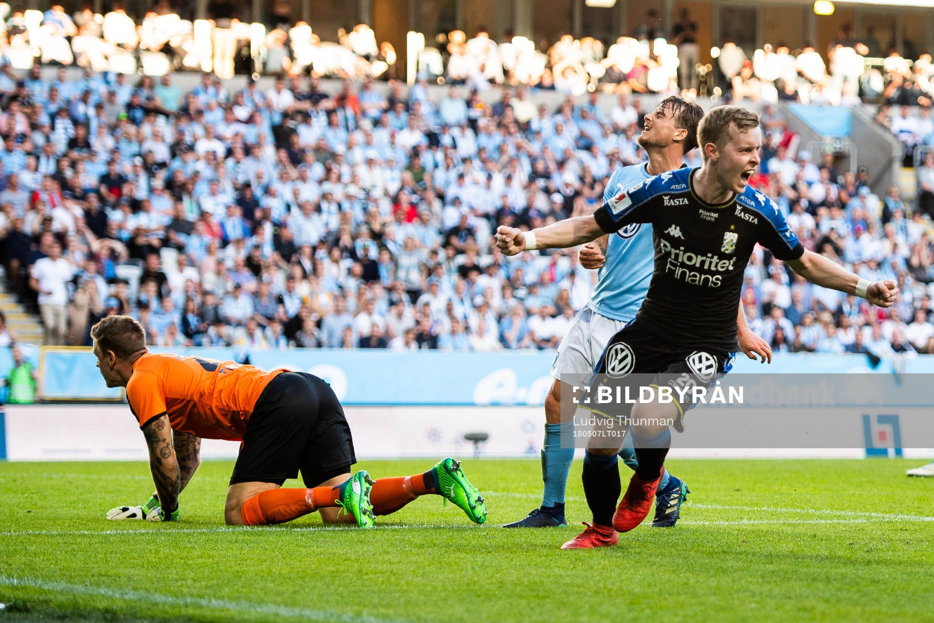 Malmö FFs målvakt Johan Dahlin och Eric Larsson deppar
